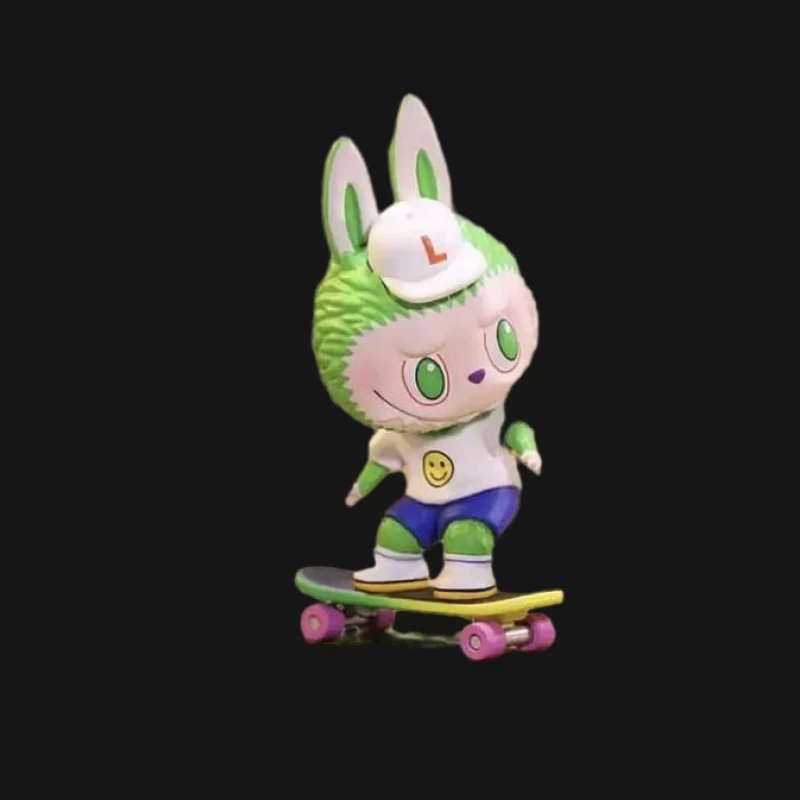 Grüne Häschenfigur auf Skateboard Herren T-Shirt