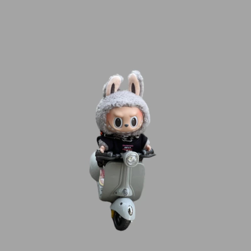 Puppe mit Hasenmütze auf Roller Herren T-Shirt