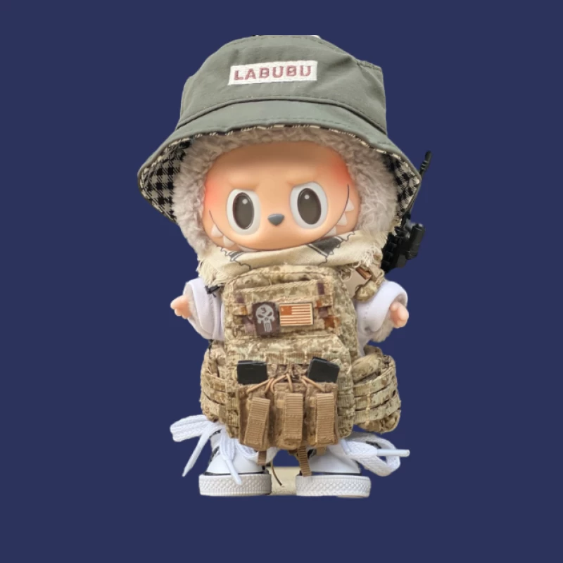 Labubu Figur in taktischer Ausrüstung Herren T-Shirt