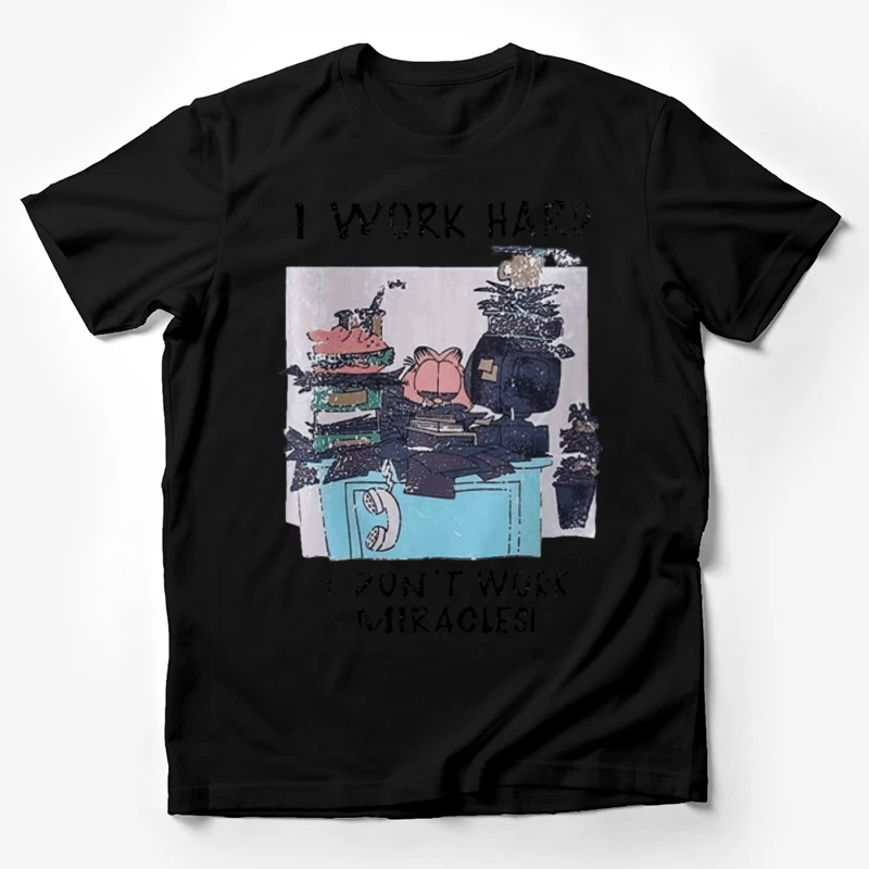 Chaotischer Schreibtisch mit fauler Katze Herren T-Shirt